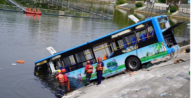 貴州公交車(chē)墜湖事件∣死亡21人，中(zhōng)包括5名學生(shēng)和駕駛員(yuán)